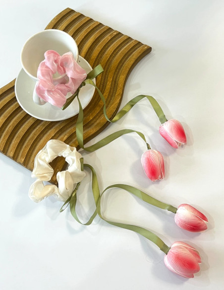 اسکرانچی حریر شاین با آویز گل لاله