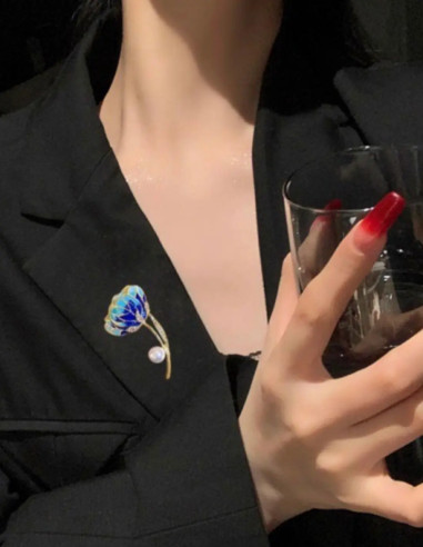 گل سینه نیلوفر آبی