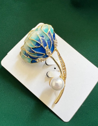 گل سینه نیلوفر آبی