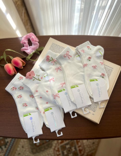 جوراب سفید لطیف نخ پنبه با طرح گل بهاری صورتی 2