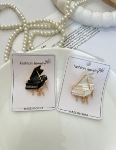 سنجاق سینه پیانو